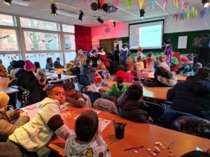 Lees meer over het artikel Veel blije kinderen bij Sint in buurthuis Bronveld