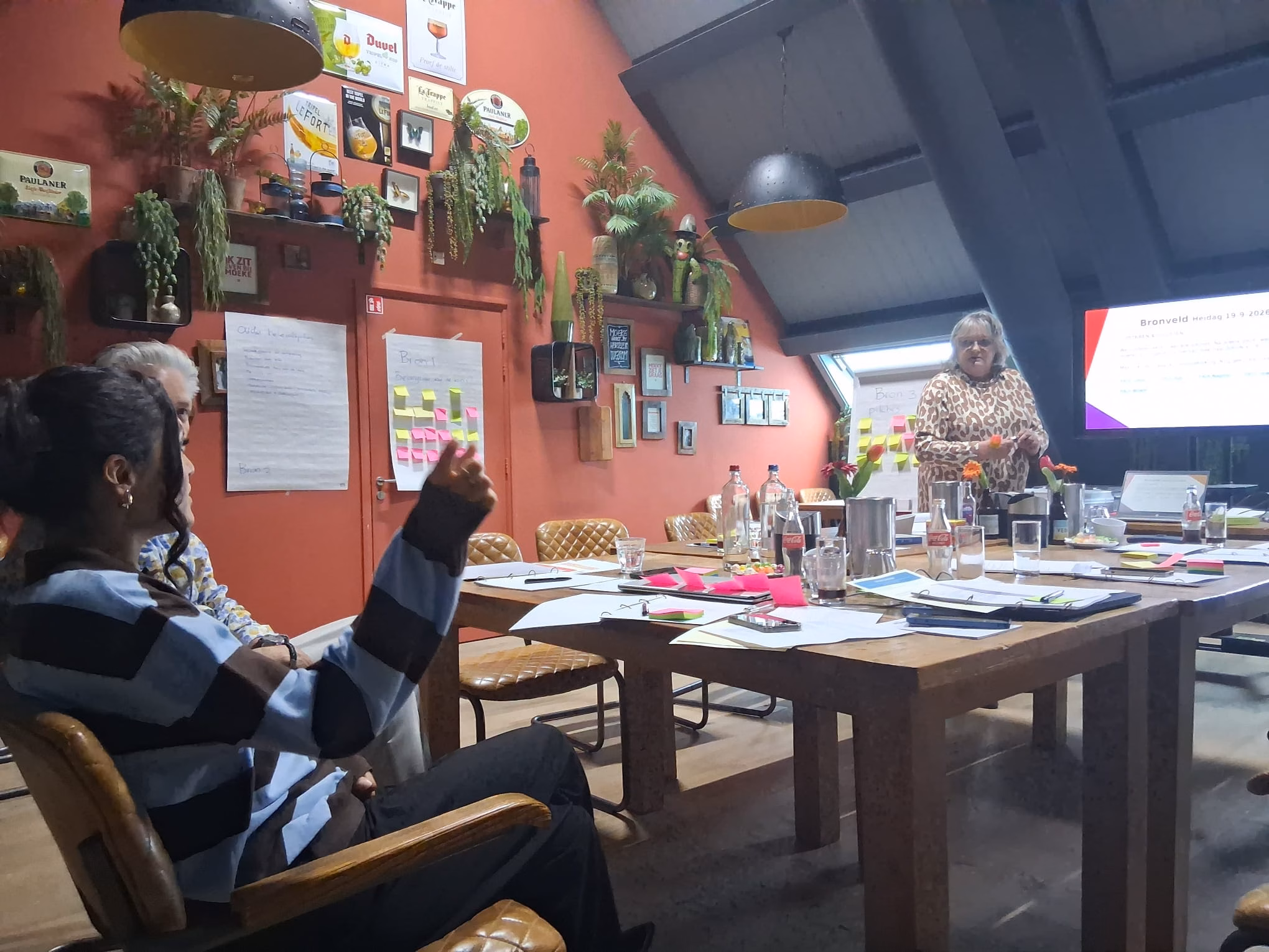 Het bestuur werkt op de heidag aan flappen met post-its