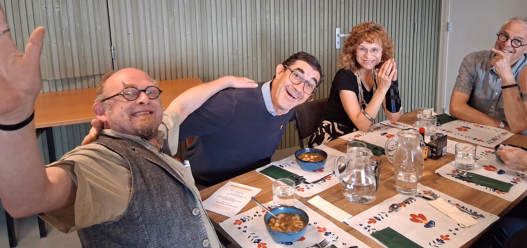 Gasten aan tafel tijdens de Kook & Eetspecial in Bronveld