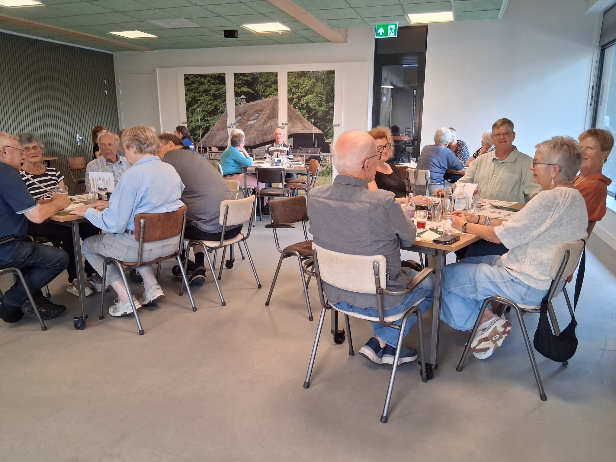 Volle zaal in Buurthuis Bronveld tijdens de Kook & Eetspecial van september