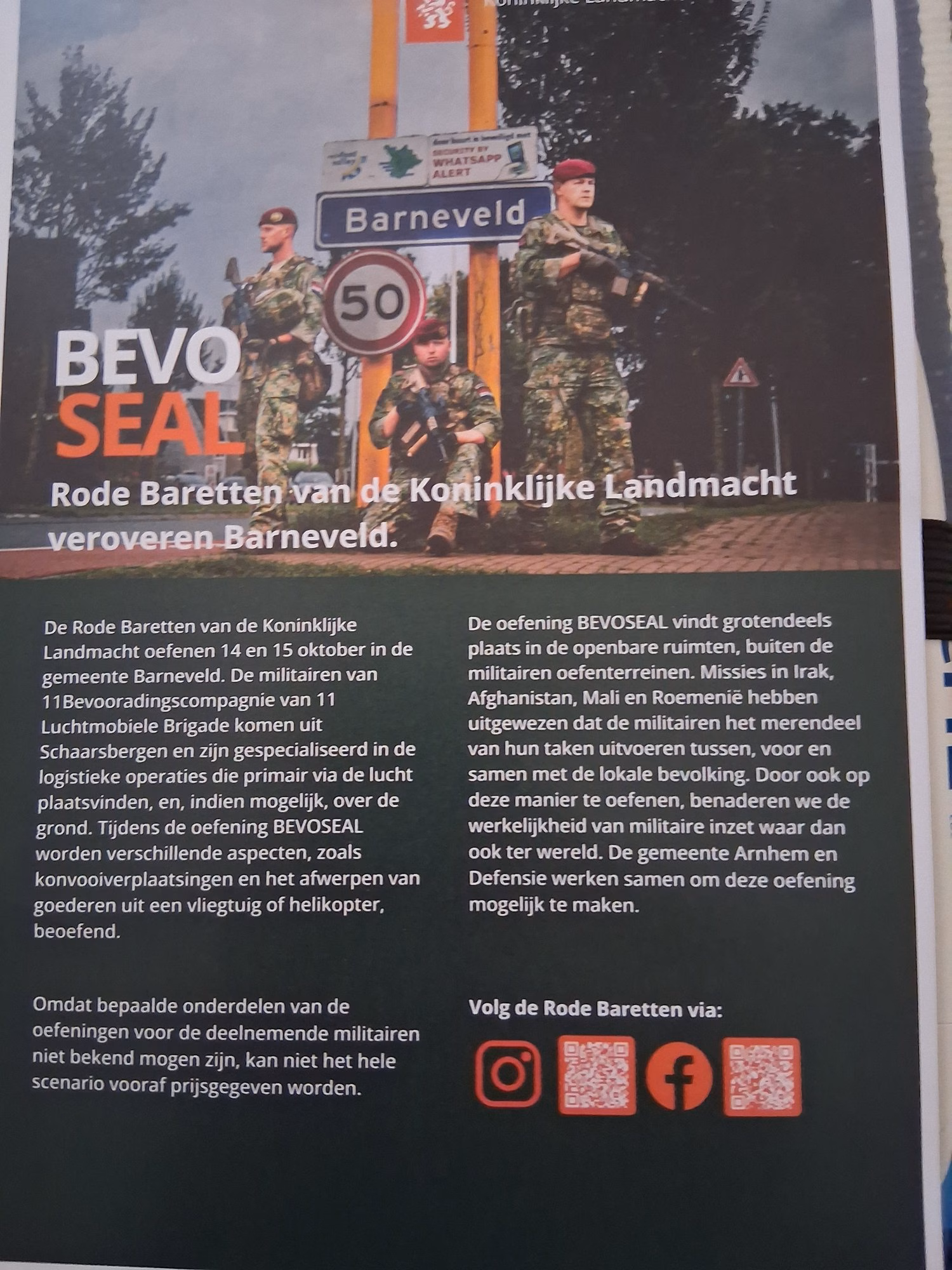 Flyer van Defensie over oefening BEVOSEAL: drie militairen met rode baret bij het plaatsnaambord Barneveld