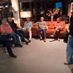 Bezoekers luisteren in de huiskamer van Bronveld