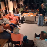 De huiskamer van Bronveld tijdens de wijkavond
